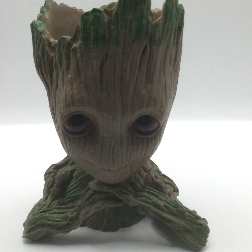 Groot planter 2 hands on chin